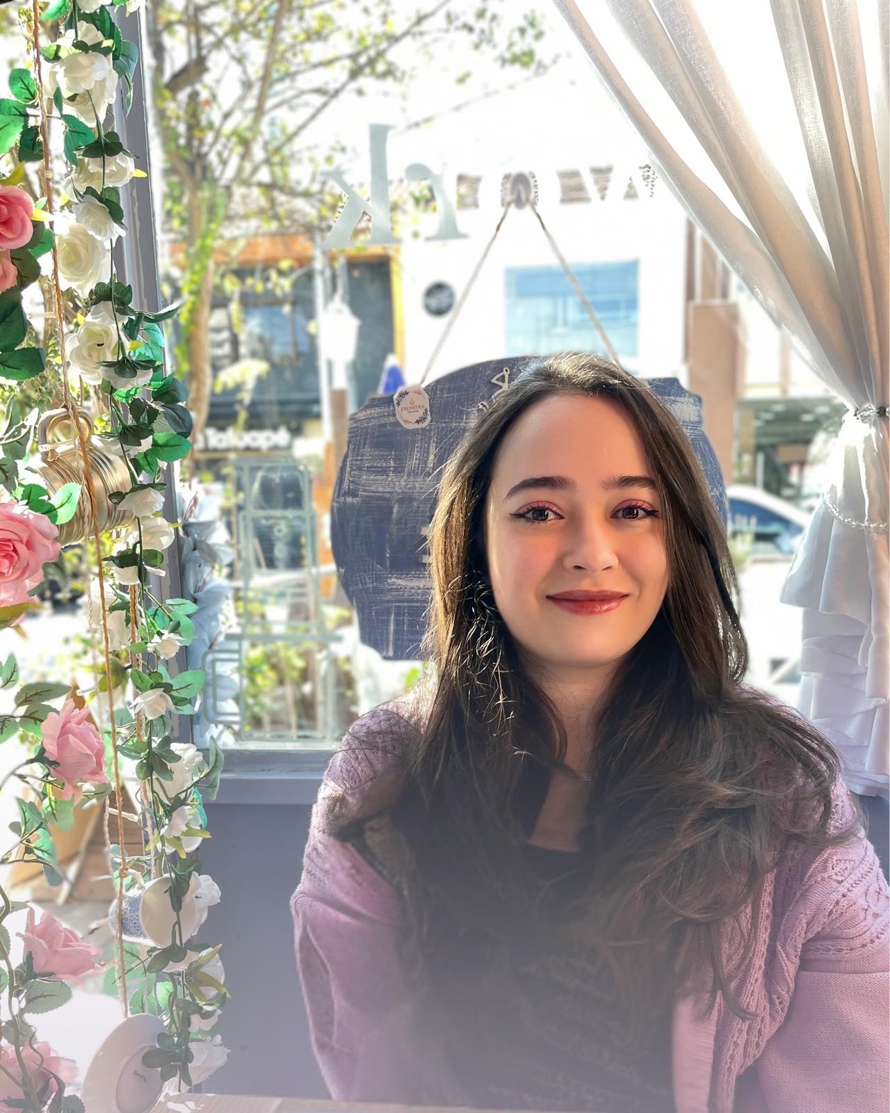 Karina Oliveira em um ambiente acolhedor